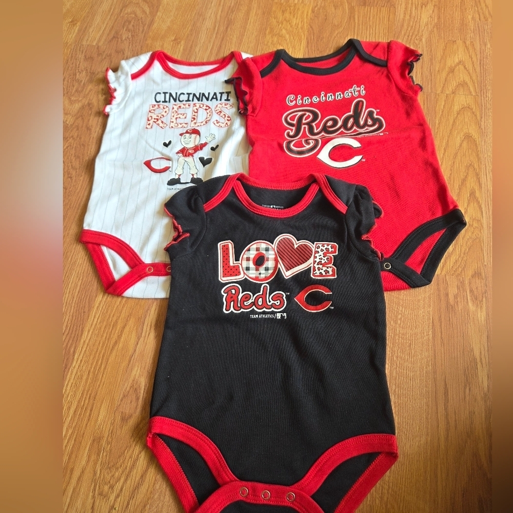 MLB Cincinnati Reds Baby Set 6-9 Months Baseball Fan Mascot 3pc Bodysuit NEW